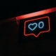 Leuchtschrift in Form einer Instagram Like-Anzeige