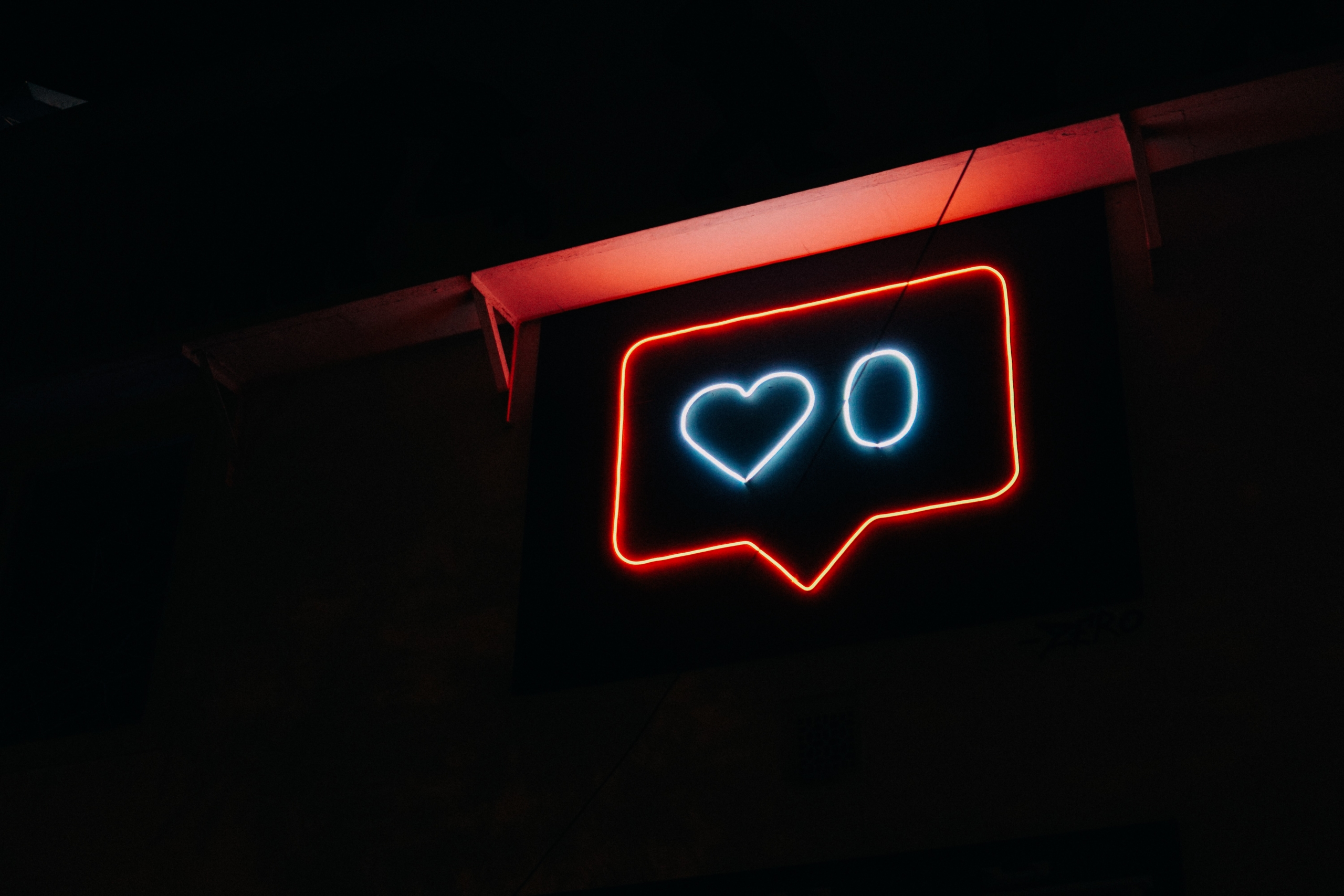 Leuchtschrift in Form einer Instagram Like-Anzeige