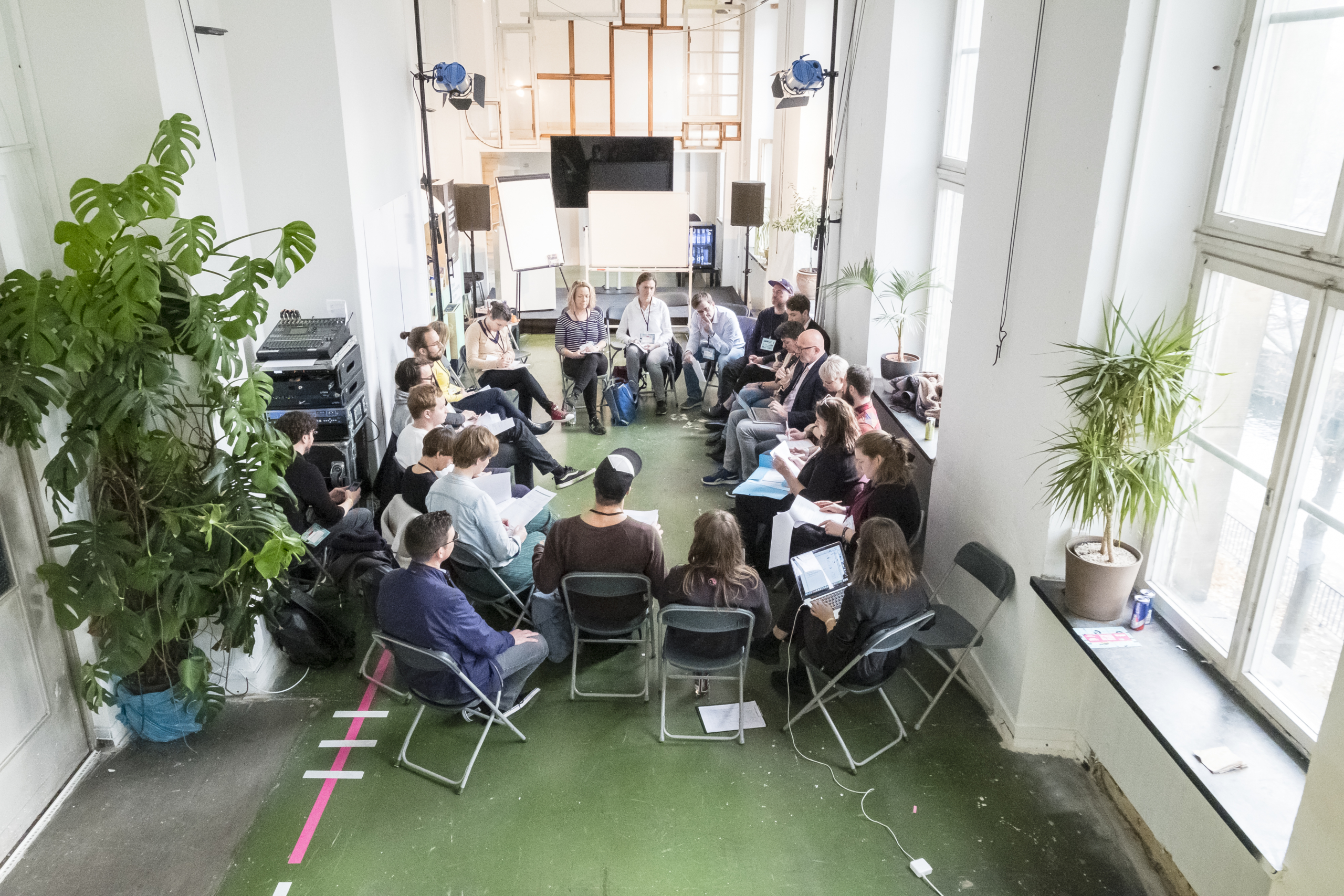 Zwanzig Personen (der Arbeitskreis Connecting Smart Music Cities and Regions) sitzen im Kreis und diskutieren bei der Konferenz Most Wanted: Music 2019
